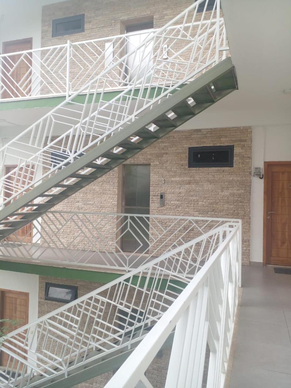Triple 8 Suites Labuan Bajo Exterior foto