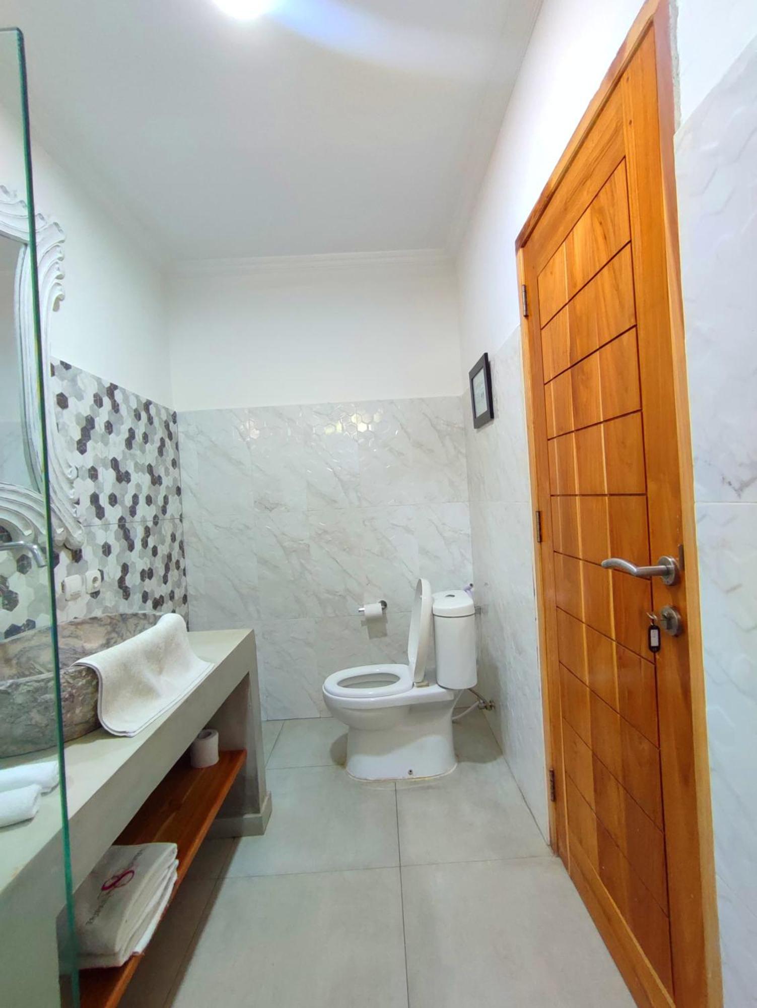 Triple 8 Suites Labuan Bajo Exterior foto