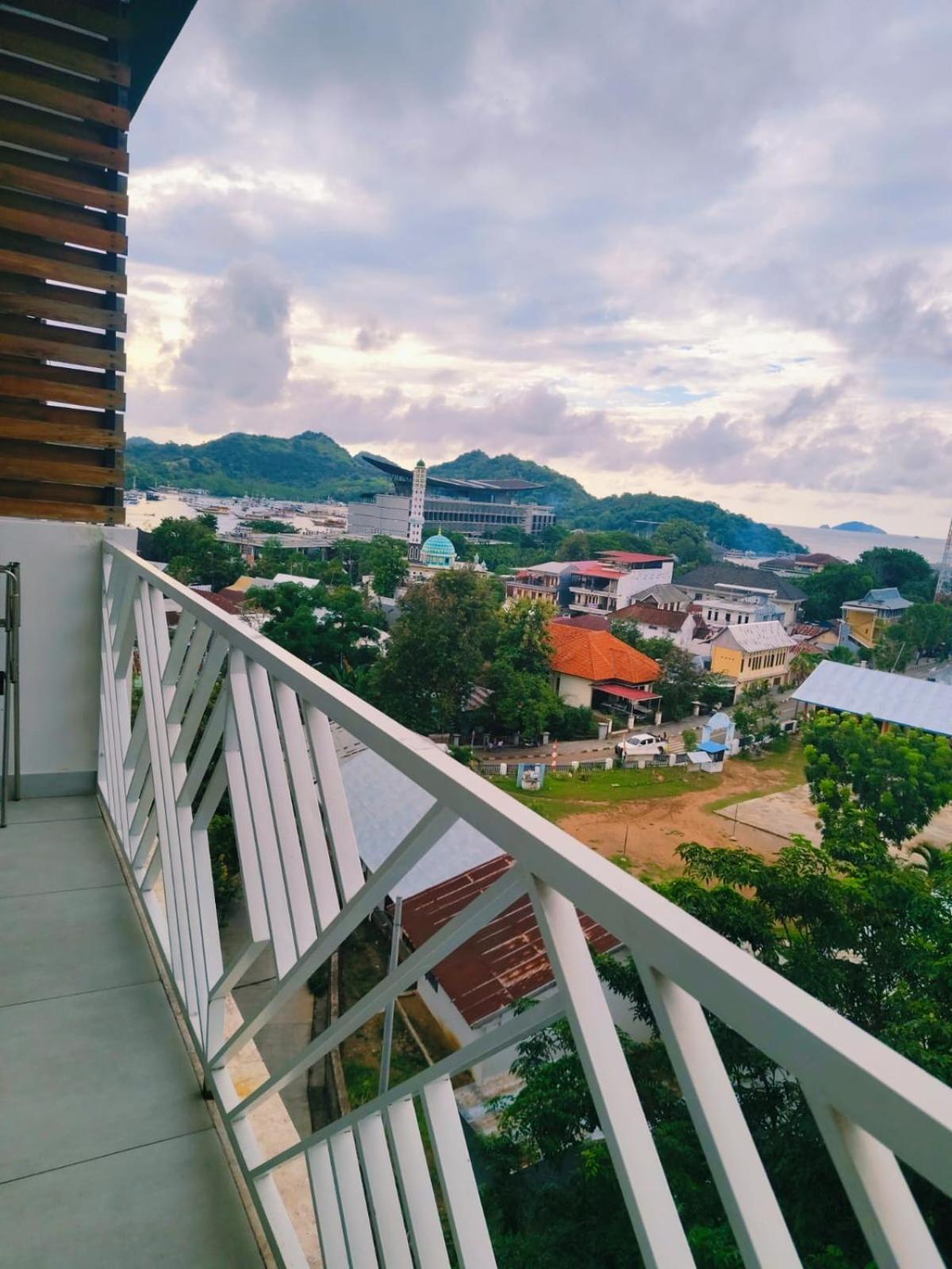 Triple 8 Suites Labuan Bajo Exterior foto