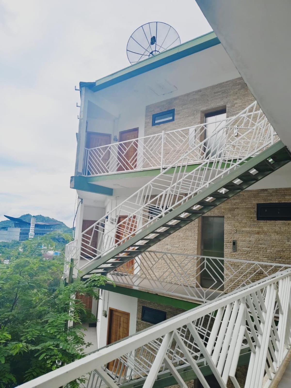 Triple 8 Suites Labuan Bajo Exterior foto