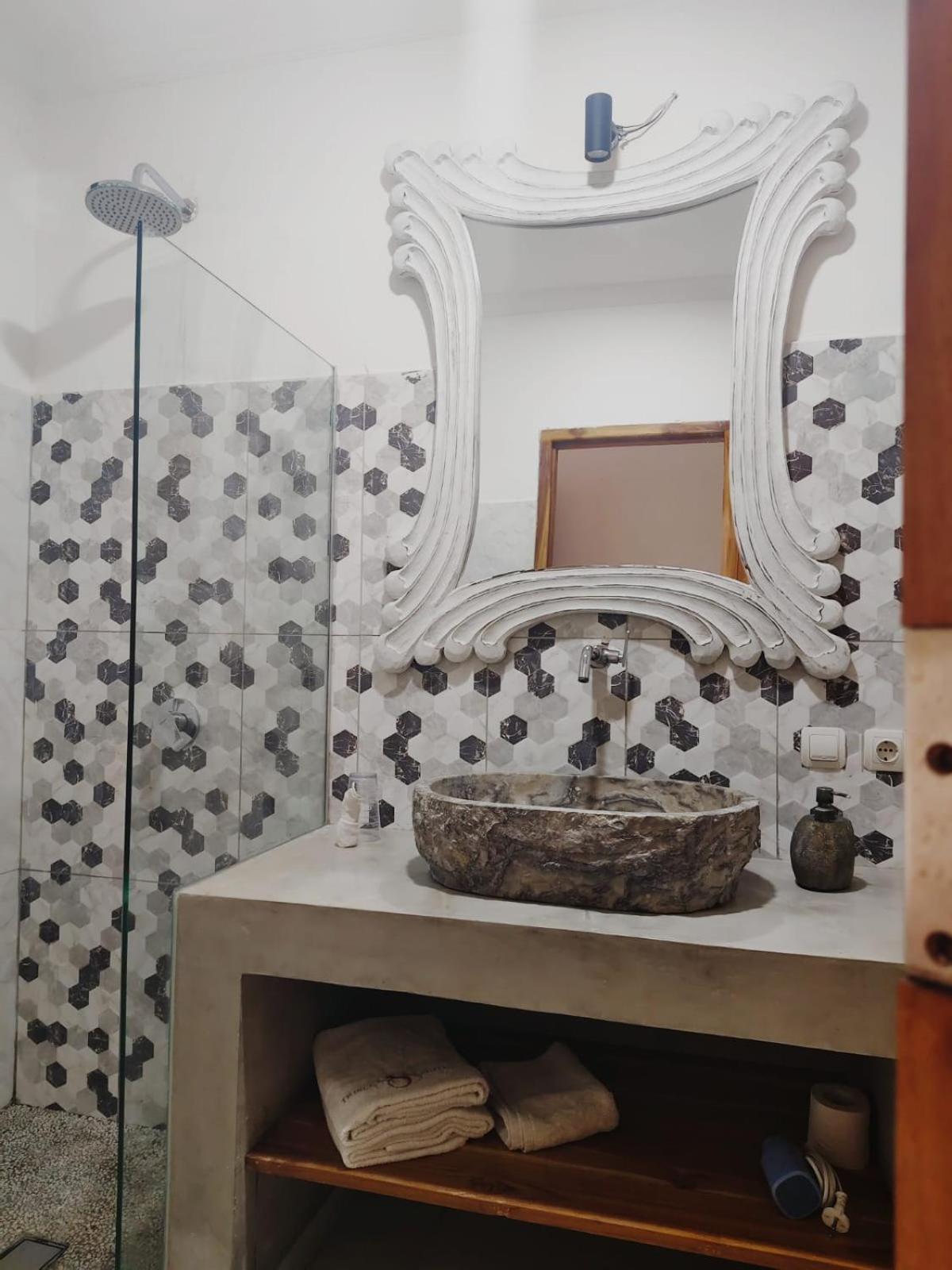 Triple 8 Suites Labuan Bajo Exterior foto